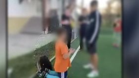 VIDEO Un băiat de 11 ani a fost bătut pe terenul de fotbal de doi colegi mai mari. Tânărului îi este frică să mai meargă la școală